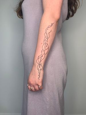 Get mesmerized by Dan Bramfitt's intricate lines and fluid design in this stunning wavy flow tattoo.