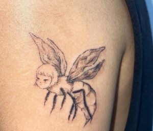 Cold Blooded With Tears (✯◡✯) IG: doublemyiness booking via dmmm🪡 #myinesspainpoke . #handpokedtattoo #flashtattoo #handpoke #tattoo #custommade #designforhandpoketattoo #wings #animal #insect #bee #cry #myiwyv