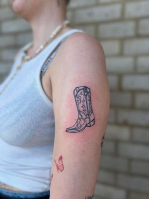 Get ready to step out in style with this minimalist boot design by Well Good Mate. One continuous line for a unique touch.