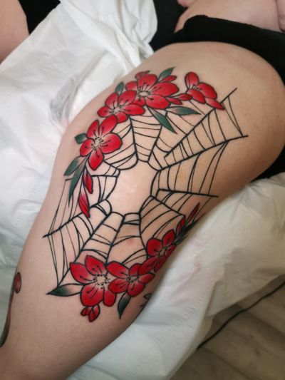 #spiderweb #kneetattoo #flower #flowers #neotraditional #neotrad #london #redflower 