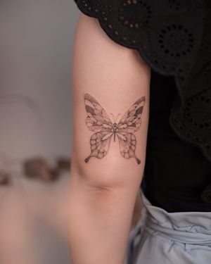 Delikatny tatuaż damski o fineline tattoo w Da Vinci's Fox Tattoo Studio Wrocław
W naszym studio tatuażu Wrocław każdy tatuażysta wyraża się w swoim unikalnym stylu tatuażu.
