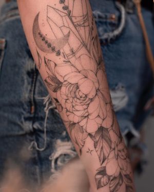 Delikatne damskie tatuaże fineline to specjalność Studio tatuażu Wrocław - Da Vinci's Fox. W naszym studio każdy tatuażysta tworzy w unikalnym stylu tatuażu.
