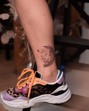 Delikatne tatuaże damskie są naszą specjalnością w Studio tatuażu Wrocław. Nasz zakres usług obejmuje fineline tattoo, a w Da Vinci's Fox Tattoo Studio każdy nasz tatuażysta tworzy tatuaże w unikalnym stylu.
