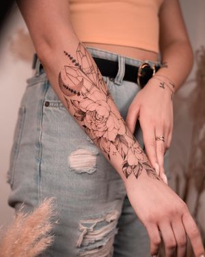 Tatuaż damski w delikatnym stylu fineline tattoo jest oferowany w Studio tatuażu Wrocław, znane również jako Da Vinci's Fox Tattoo. W naszym studiu każdy tatuażysta działa w swoim własnym, indywidualnym stylu tatuażu.