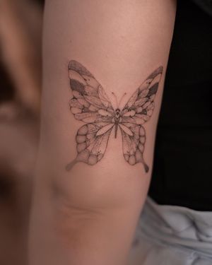 Tatuaż damski w delikatnym stylu fineline tattoo jest dostępny w Studio tatuażu Wrocław, gdzie nasi tatuażyści pracują w unikalnych stylach tatuażu, a to wszystko pod marką Da Vinci's Fox Tattoo Studio.
