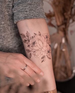 Delikatne damskie tatuaże są naszą specjalnością w Studio tatuażu Wrocław.
Nasz tatuaż w stylu fineline to marka Da Vinci's Fox Tattoo Studio.
W naszym studiu tatuażu każdy artysta pracuje w swoim unikalnym stylu tworzenia tatuaży.
