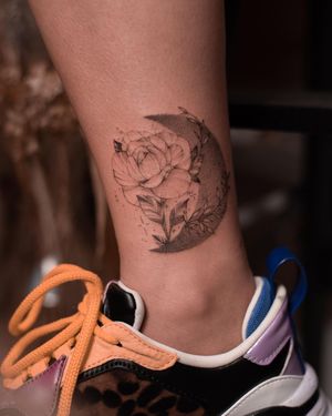 Delikatne damskie tatuaże fineline w Studio tatuażu Wrocław
Nasze tatuaże w stylu fineline w Da Vinci's Fox Tattoo Studio
W naszym Studio tatuażu Wrocław każdy artysta tatuażu wyraża się poprzez indywidualny styl tworzenia tatuaży.