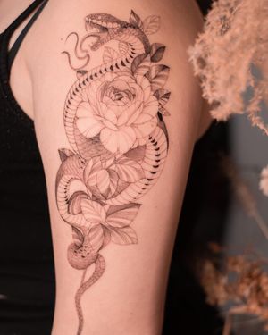 Delikatne damskie tatuaże w Studio tatuażu Wrocław, specjalizujące się w fineline tattoo, oferowane przez tatuażystów z Da Vinci's Fox Tattoo Studio. Każdy z naszych tatuażystów tworzy unikatowe dzieła w swoim własnym stylu tatuażu.
