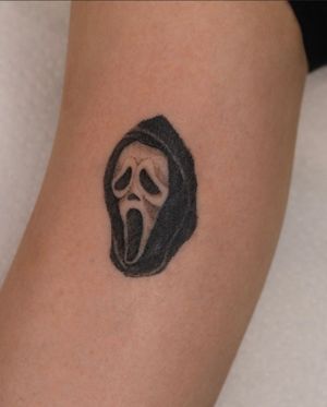 No, please don’t kill me, Mr. Ghostface, I wanna be in the sequel! 
Keep em coming plz 🥰
Had another amazing and fun session on this one. More like this pretty plz 🥰🖤👻 
For enquiries and bookings please use booking link in bio 🥰
Done using @killerinktattoo @gangatattoo ink @eternalink  @hustlebutterdeluxe @kwadron 
@eztattooing 
——————————————————————————————————-
#ghostfacetattoos #ghostfacetattoo #ghostfacetatt #ghostfaceedit #screamtattoo #screamtattoos #screammovies #scream #horrortattoos #horrortattoo #spookytattoo #mircorealism #microrealismtattoos #slashertattoo #slashertattoos #slashermovies #blackandgreytattoos #londontattooartist