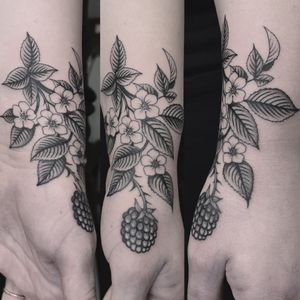 #totemica #buioOmega #tattooshop #tattoostudio #custom #tattooing #verona #italy #black #coverup #raspberry #botanical #hand #tattoo #blackclaw #blacktattooart #tattoolifemagazine #tattoodo #blackworkers #blackwork