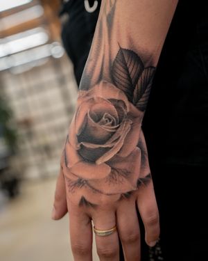 Experience the beauty of a stunning black and gray rose tattoo by renowned artist Abel Lopez. Achieve a lifelike and elegant look with this timeless design.