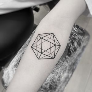 Experience the intricate beauty of fine line sacred geometry with this stunning icosaedro tattoo by renowned artist Oliver Whiting.