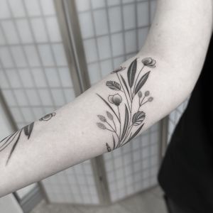 Dainty flower and leaf designs expertly woven together in intricate dotwork by the talented artist Oliver Whiting.