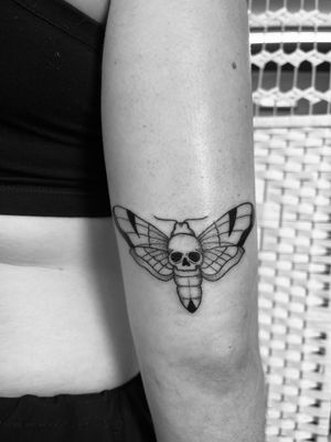 Embrace the beauty of death with this intricate dotwork design featuring a moth and skull, expertly done by artist Claudia Vicente.