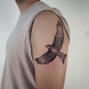 Experience the power and grace of an eagle in this stunning and lifelike tattoo by the talented artist Paula.