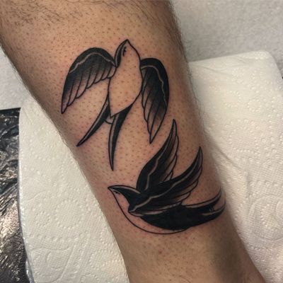 Get a timeless traditional tattoo of a swallow bird done by the talented artist Claudia Vicente. Perfect for those who love classic tattoo designs.