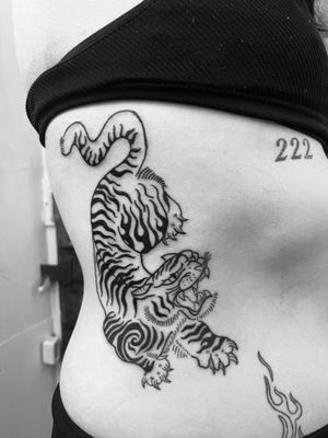 Experience the power and beauty of Japanese art with this illustrative tiger tattoo masterpiece by the talented artist Claudia Vicente.