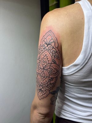 Discover the beauty of geometric and ornamental patterns in this stunning illustrative mandala tattoo by the talented artist Claudia Vicente.