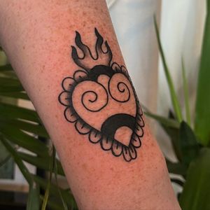 Get a traditional illustrative heart tattoo by the talented artist Claudia Vicente, showcasing timeless beauty and elegance.
