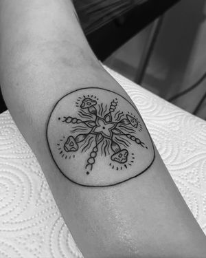 Experience the intricate beauty of a mandala in this stunning geometric style tattoo, expertly crafted by artist Claudia Vicente.