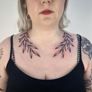 Get a stunning illustrative tattoo featuring laurel leaves and branches, expertly designed by the talented artist Paula.