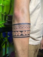 Experience the ancient beauty and intricate designs of Maori tribal art with this stunning band tattoo created by the talented artist Claudia Vicente.