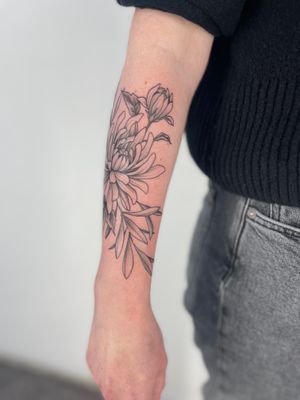 An illustrative floral tattoo featuring a stunning botanical design by Paula.