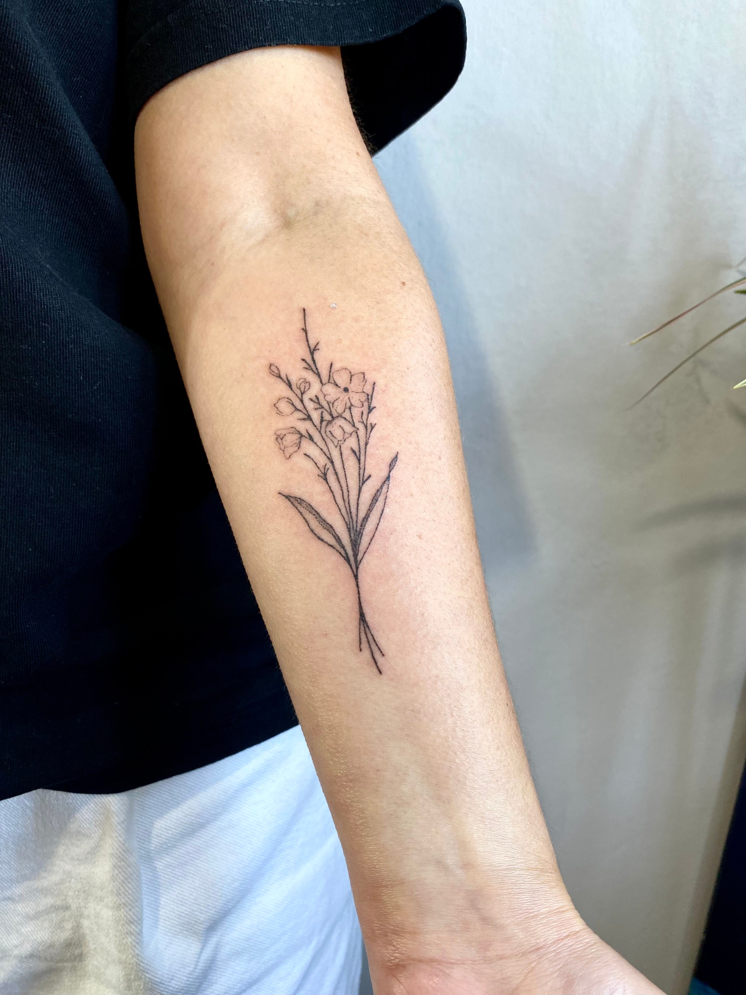 Minimalist simple aster flower tattoo Royalty Free Vector