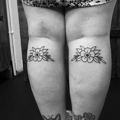 Beautiful illustrative tattoo featuring a traditional sakura flower motif, expertly done by Claudia Vicente.