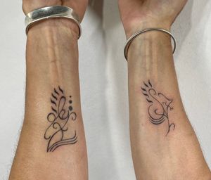 Experience unique artistry with this abstract hand poke tattoo, crafted by the talented Charlotte Pokes.