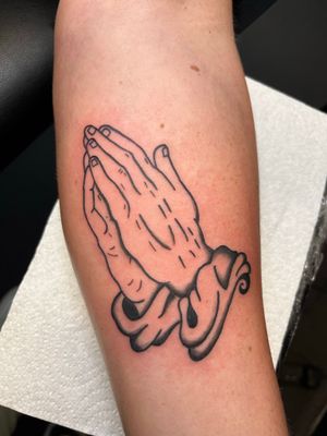 Get a stunning illustrative tattoo of praying hands by the talented artist Claudia Vicente. A meaningful design that will leave a lasting impression.