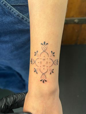 Experience the intricate beauty of Claudia Vicente's fine line ornamental tattoo design. Perfect for those who appreciate stunning details.