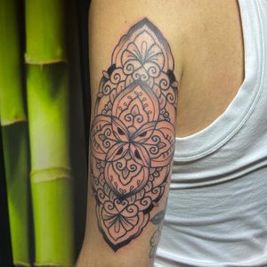 Discover the beautifully detailed mandala design by Claudia Vicente, blending ornamental and illustrative styles with precise dotwork technique.
