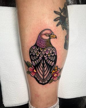 • Pigeon • cute traditional calf piece by our resident @nicole__tattoo 
Nicole has some availability next week! Get in touch! 
Books/info in our Bio: @southgatetattoo 
•
•
•
#pigeon #pigeontattoo #traditionaltattoo #traditionalart #enfield #londontattoo #amazingink #londonink #northlondontattoo #london #northlondon #southgateink #southgatetattoo #sgtattoo #southgate #southgatepiercing #londontattoostudio 
