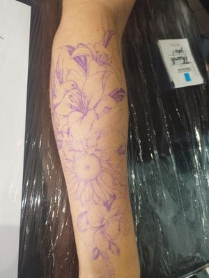 Decalque tattoo floral com beija flor feita no antebraço 