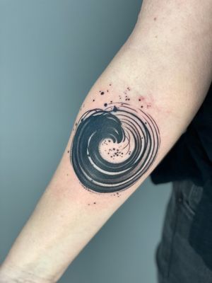Experience the unique contrast of blackwork and watercolor in this intricate enso sketch tattoo by the talented artist Hannah Keuls.
