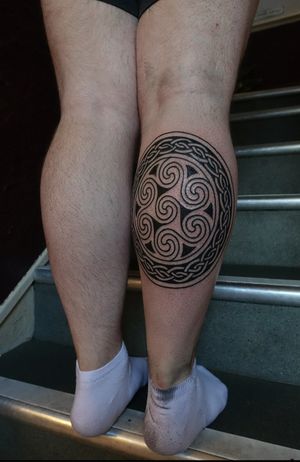 Get mesmerized by the beautiful ornamental pattern tattoo created by the talented artist Treubhan. Perfect for those who appreciate intricate designs!