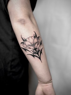 Experience a fusion of blackwork, tribal, and cyber sigilism with this unique flower tattoo design by talented artist Dominga Longo.