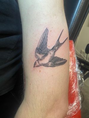 Get a stunning illustrative swallow tattoo by the talented artist Eve Inksane. Perfect for those who love traditional tattoo motifs.