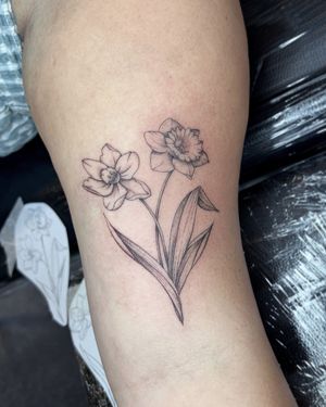 Experience the beauty of nature with this detailed floral design by talented artist Hannah Senoj. Perfect for nature lovers!
