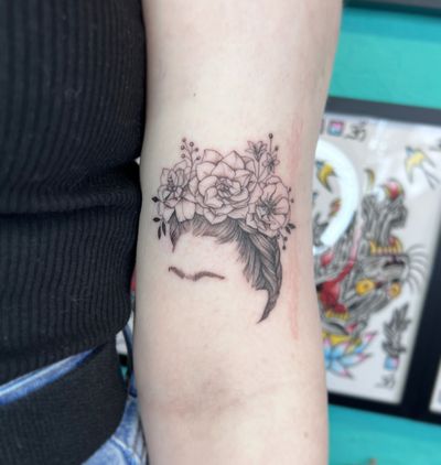 Beautiful tattoo featuring nature elements and Frida Kahlo-inspired flowers, expertly done by Hannah Senoj.