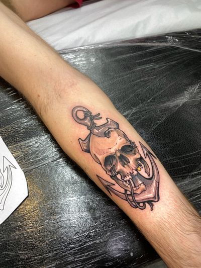 Impressive neo-traditional tattoo featuring a stylish skull and anchor design by talented artist Jethro Wood.