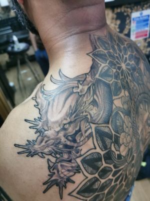 Japanese dragon filling the gaps on this back
#tattoo #tattoed #dragon #blackandgreytattoo #nocolor #nopainnogain 