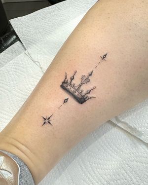 Cute micro realistic crown with geometry additions on calf by our resident @f.eric_ 
Books/info in our Bio: @southgatetattoo 
•
•
•
#crowntattoo #microrealistictattoos #crowntattoos #smalltattoo #smalltattoos #northlondontattoo #enfield #southgatetattoo #southgateink #amazingink #sgtattoo #london #londontattoo #southgate #londontattoostudio #londonink #northlondon #southgatepiercing 