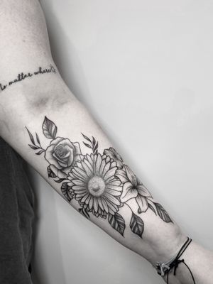 Beautiful black and gray tattoo featuring a detailed sunflower and rose design by tattsbybetts.