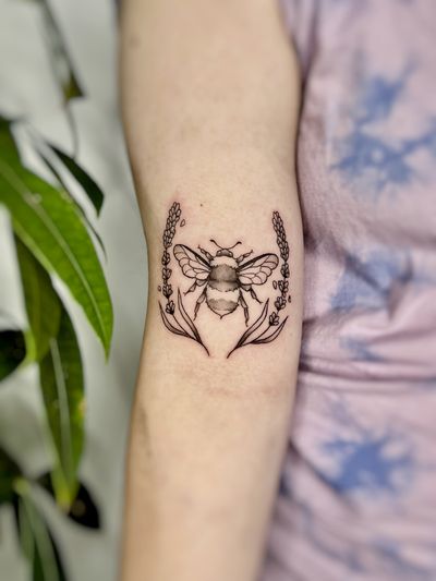 Explore the intricate beauty of this dotwork and fine line bee design by renowned artist Michelle Harrison.