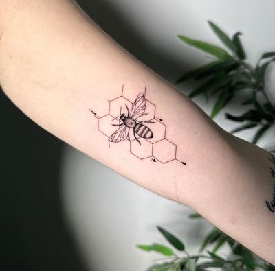 This illustrative tattoo features a stunning geometric design of a bee, expertly rendered in fine line style by the talented artist Tom Boxell.