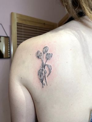 Transform your skin with a delicate and detailed floral design by talented artist Emily Bonnet. This illustrative fine line tattoo will add a touch of beauty to your body.