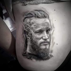 Vikings Tattoo Ragnar tattoo #Ragnar #RagnarTattoo #Vikings #VikingsTattoo #Potrait #PotraitTattoo #Realism #RealismTattoo #BlackAndGrey #BlackAndGreyTattoo #DynamicInk 