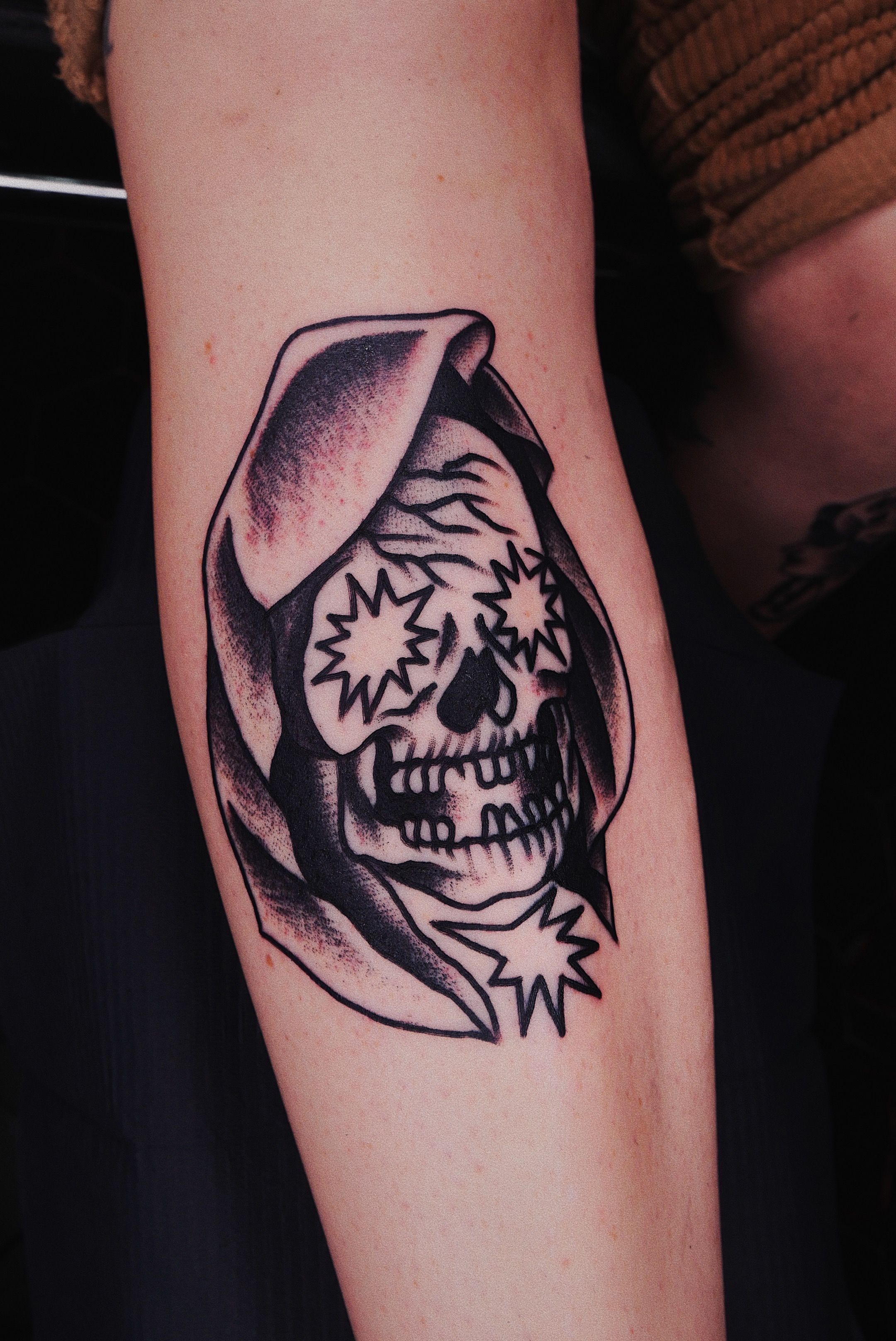 Cartoon - Detailed black and white tattoo art: powerful, symbolic skull  with headdress - CleanPNG / KissPNG